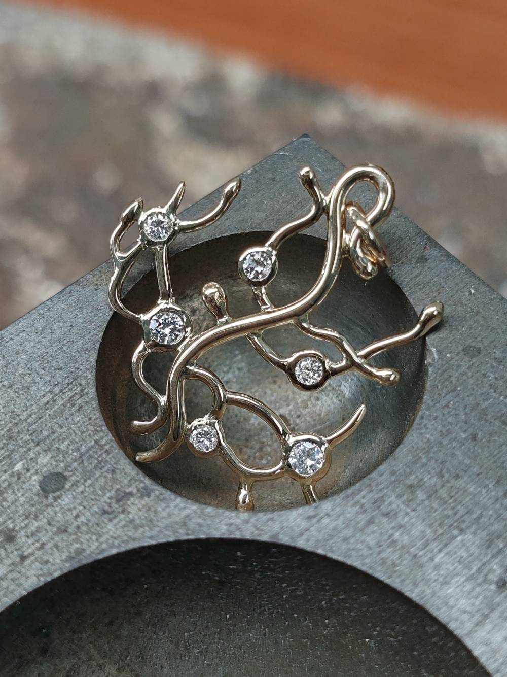 Pendentif végétal or jaune et diamants