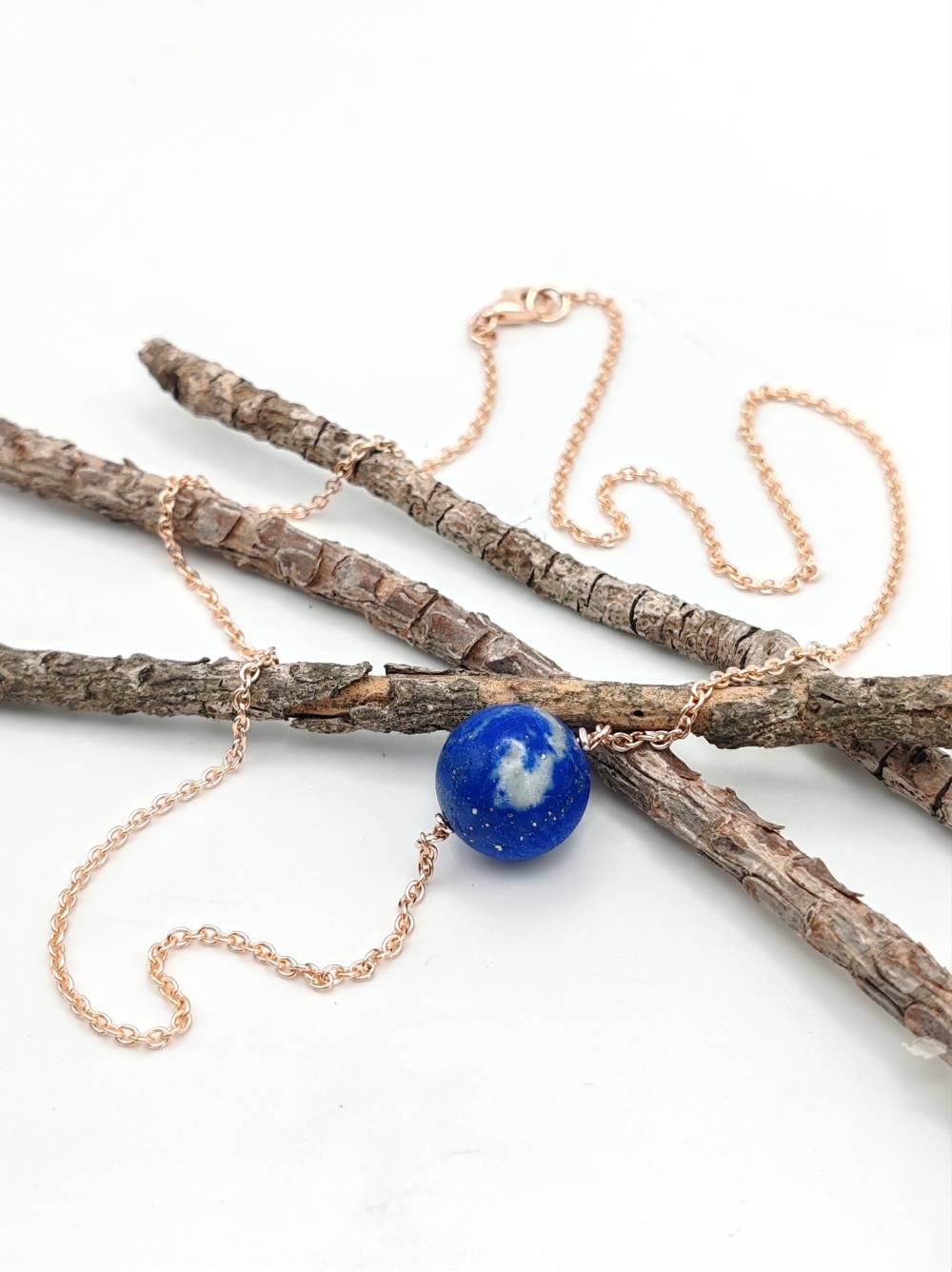 Collier or rose et lapiz lazuli