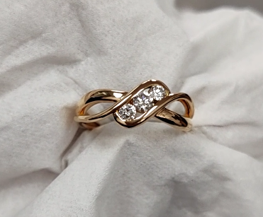 Trilogie croisée or jaune diamants